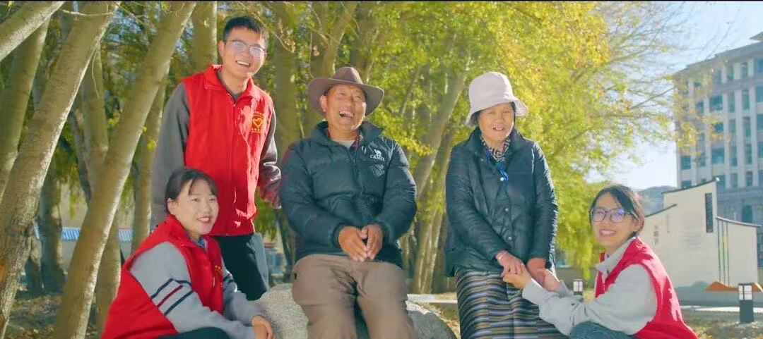 山南市人民检察院检察干警与群众谈心交心